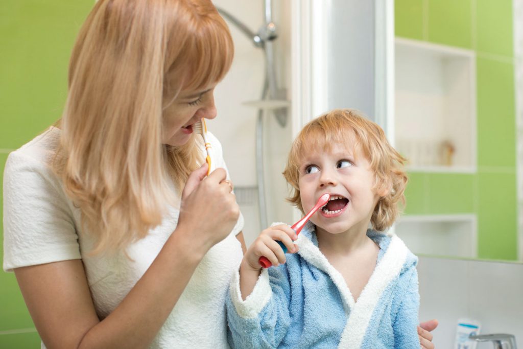 niños cuidados dentales higiene oral